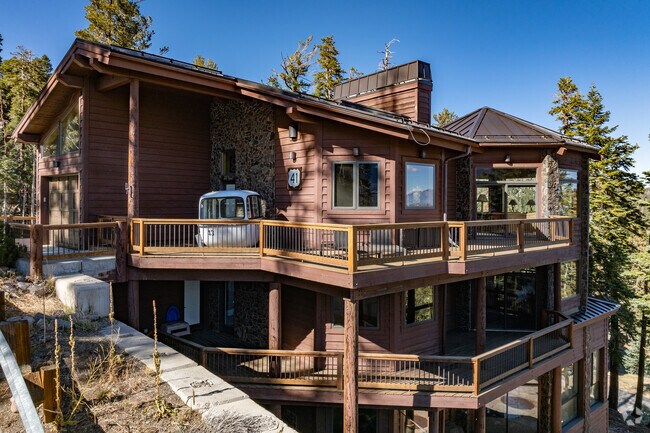 Custom homes are prevalent in Mammoth Lakes including a little ski decor.