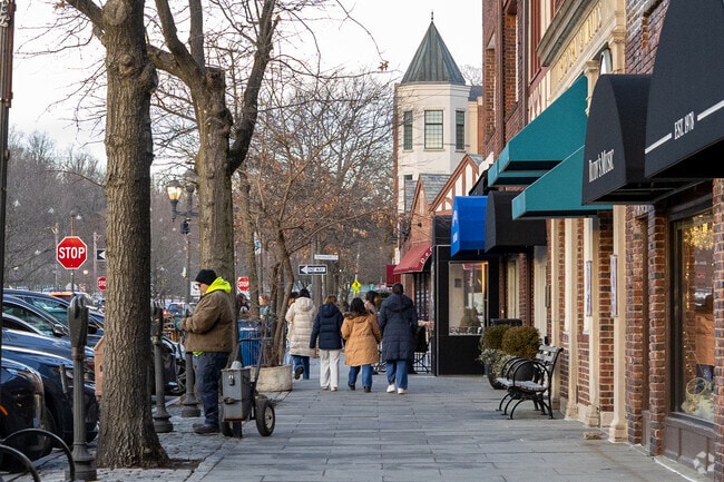 The Golden Horseshoe in Scarsdale has many eateries to choose from.