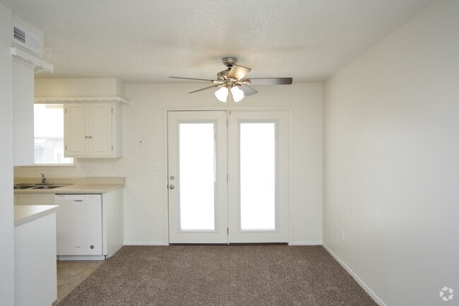 2BR, 1BA - 920 SF