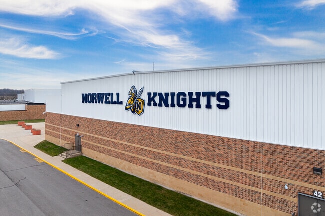 Norwell High School receives an overall Niche grade of B.
