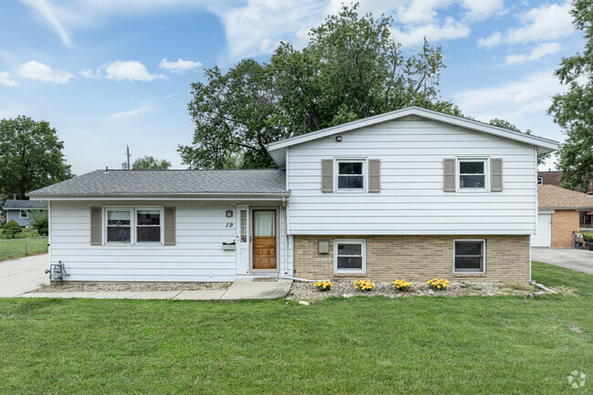 Single-family homes in Glen Aire range from $80,000 to $200,000.