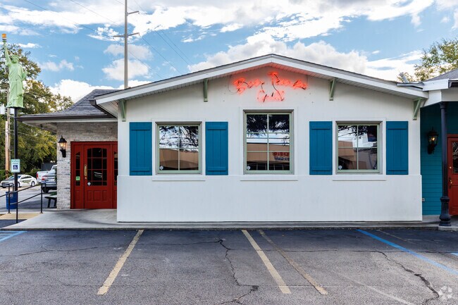 Bon Temps Grill is furnishing hearty Cajun dishes & a kids' menu in down-to-earth surroundings.