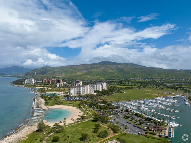 Calm blue waters, fine dining, boating and golf await at Kapolei.