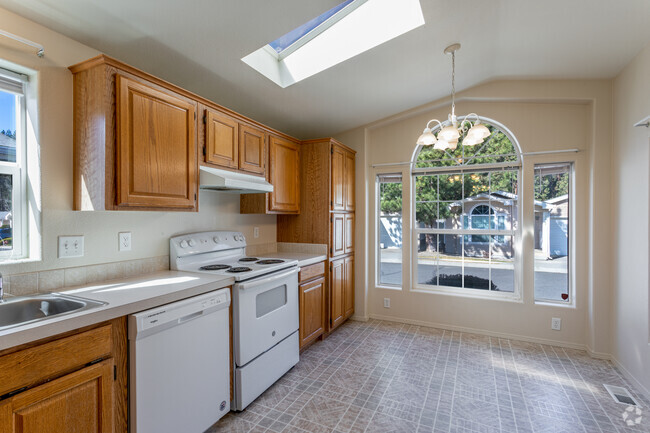 2BR, 1BA - 900SF