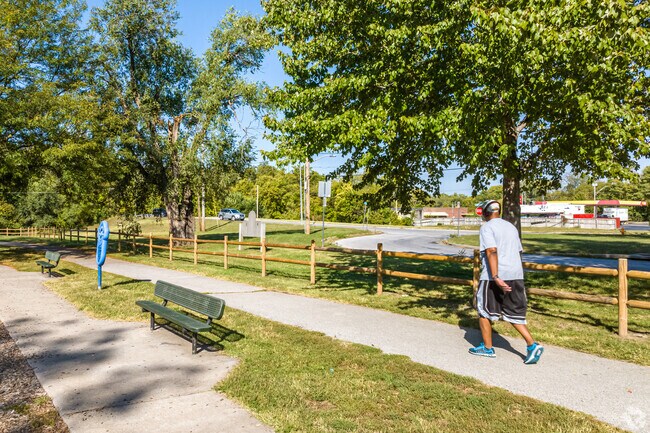 Rotary Park links to the 1.5‑mile Rock Creek Trail for easy morning walks.