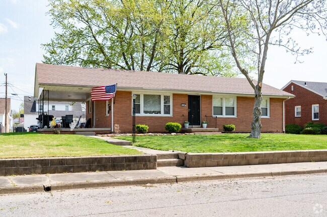 Brick ranch-style homes are typical in Seymour.