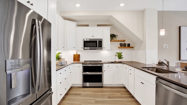 9664 Swallowtail Ln, Manassas, VA 20110 - photo 2