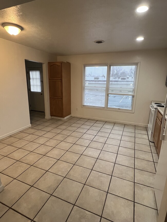 605 N Main St unit A Apt, Monticello, IN 47960 - photo 7