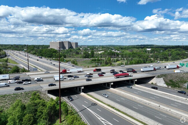 Back Central commuters have easy access to both Rt 3 and I-495.