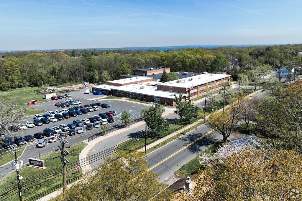 Cliffwood's Cliffwood Avenue School is for students Pre-K, K-3 and has 287 students.