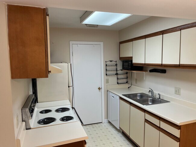 5701 Chapman Mill Dr unit 330, Rockville, MD 20852 - photo 4