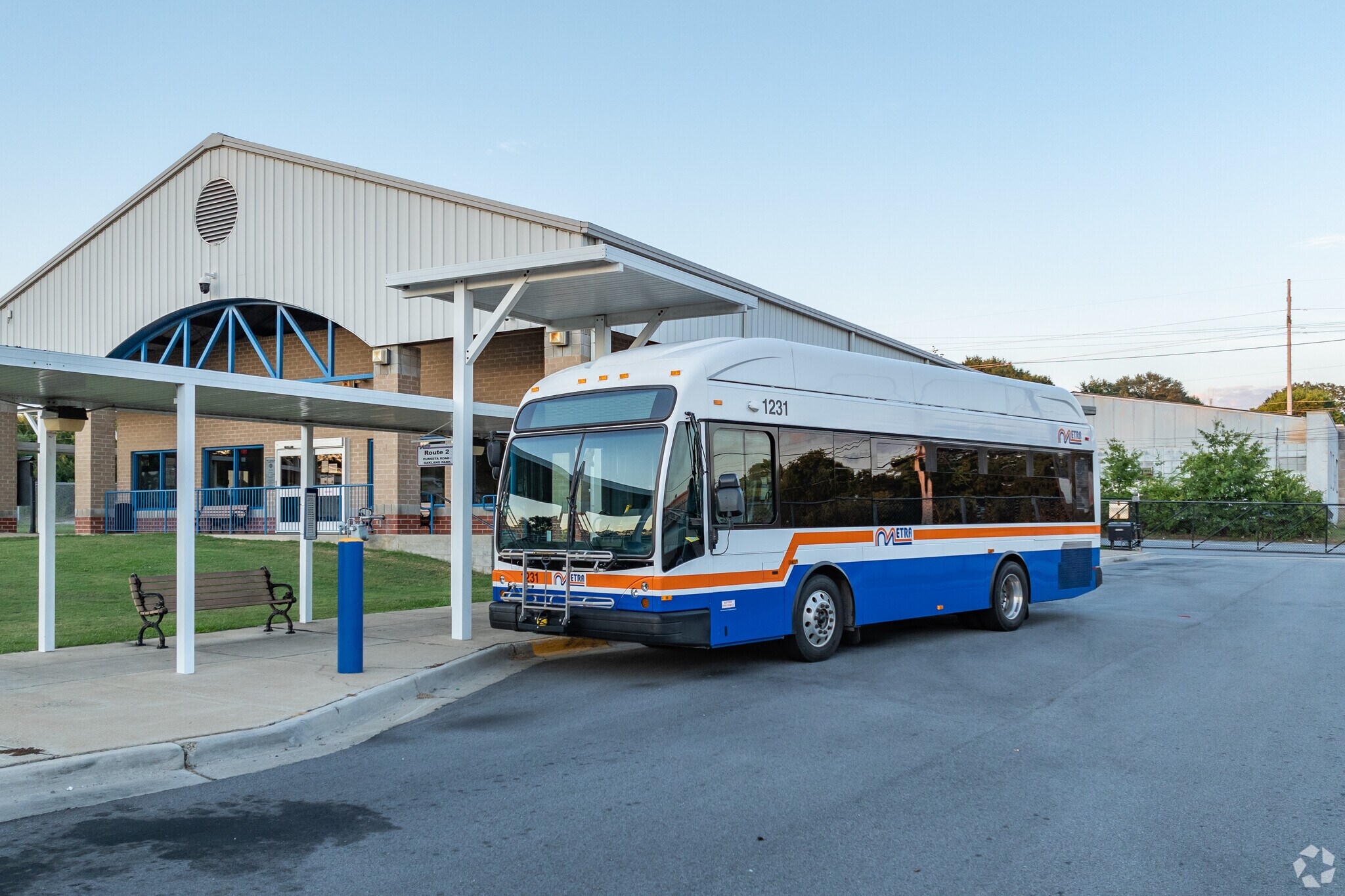 The METRA bus does not directly pass through Saint Elmo Weracoba but can be caught on 13th st.