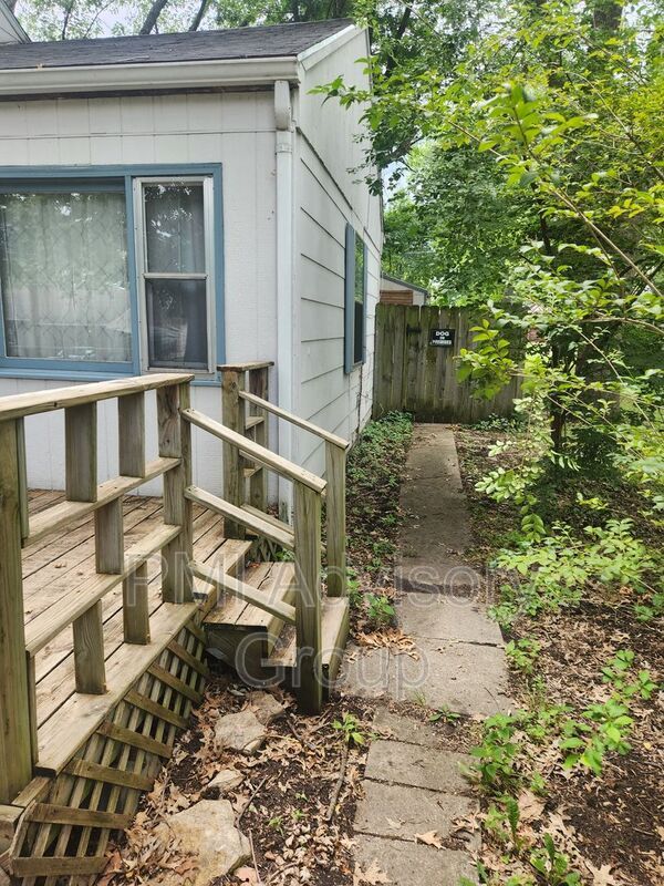 829 SW Cambridge Ave, Topeka, KS 66606 - photo 2
