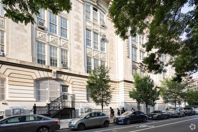 P226M Junior High Annex - Gramercy Park's beacon of academic excellence.