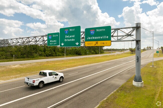Sunrise Oaks commuters have easy access to Jacksonville and Orlando via the Interstates 95 & 4.