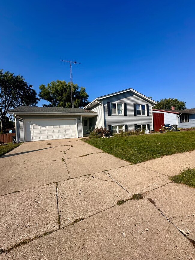 520 Bellwood Dr, Belvidere, IL 61008