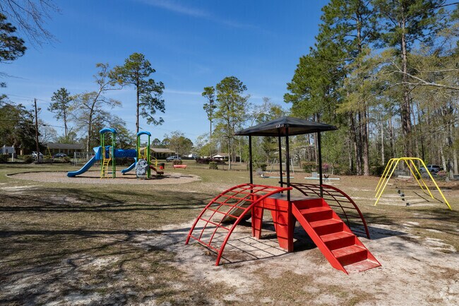 Neighborhood parks in Vidalia boast playgrounds.