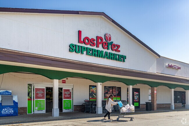 Los Perez Supermarket serves as one of the main grocery stores for Loch Lomond residents.