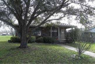 614 E Live Oak St, Lockhart, TX 78644