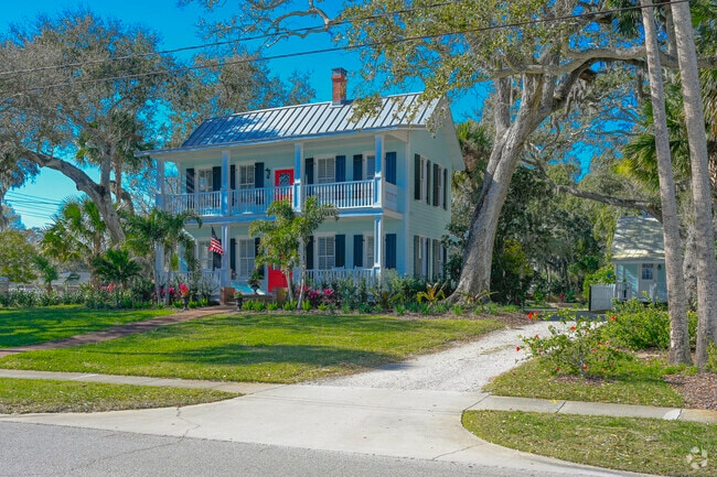 Higher-end Colonial-style homes span Riverside Drive in Canal Downtown.