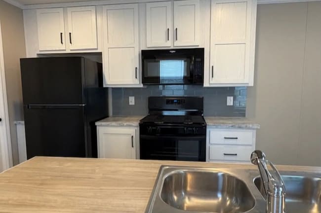 423 Dubois Dr, Howell, MI 48843 - photo 2