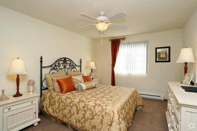 Willow Brooke Apts., Woodstock, IL 60098 - photo 2