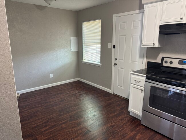 357 NW Newton Dr unit 14, Burleson, TX 76028 - photo 2