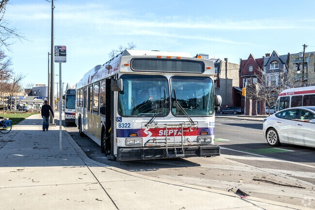 SEPTA Bus Stopped on 33rd St