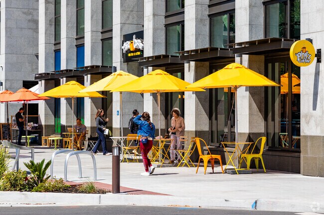 Lindenwood residents enjoy outdoor dining in downtown Menlo Park.