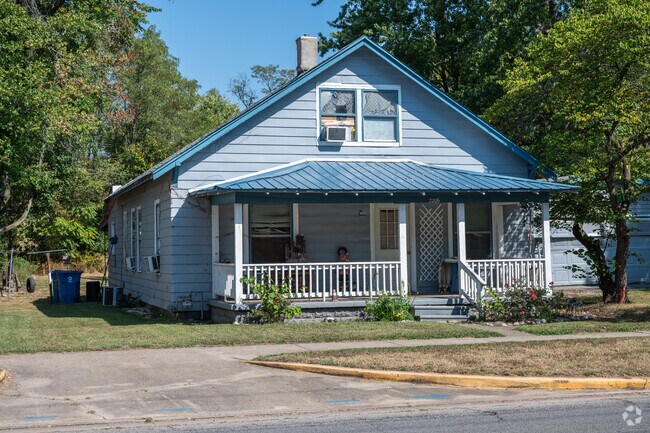 Covered porches of Deming School homes offer shade to homeowners and guests.