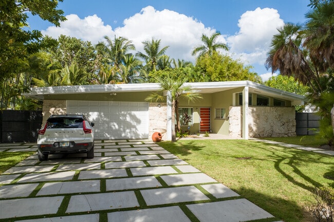 Beautiful remodeled homes are popular living options in Grapeland Heights.