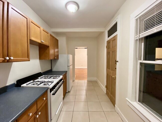 130 Oxford St unit 3, Cambridge, MA 02140 - photo 4