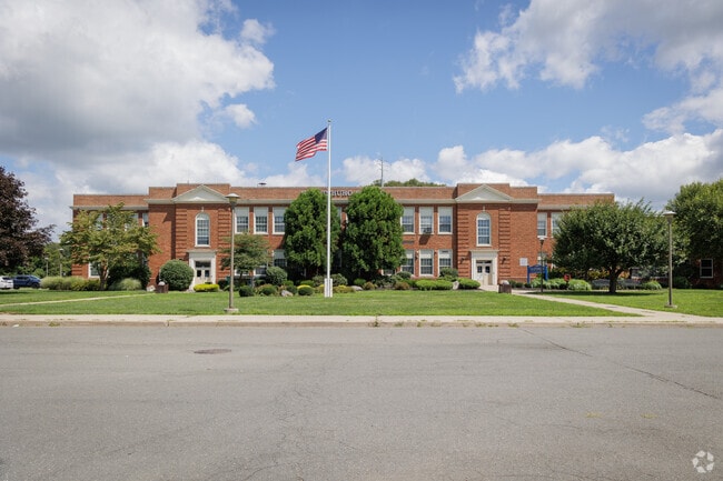 Sloatsburg Elementary serves students from Kindergarten through second grade and receives an A-minus from Niche.