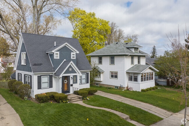 Variety of beautiful two story homes close to Cedar St in Greencroft Park