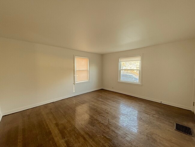 443 N Prospect St unit downstairs, Marion, OH 43302 - photo 3