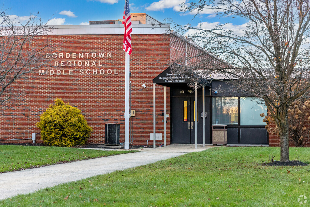 Bordentown Regional Middle School receives a B Overall Niche grade.