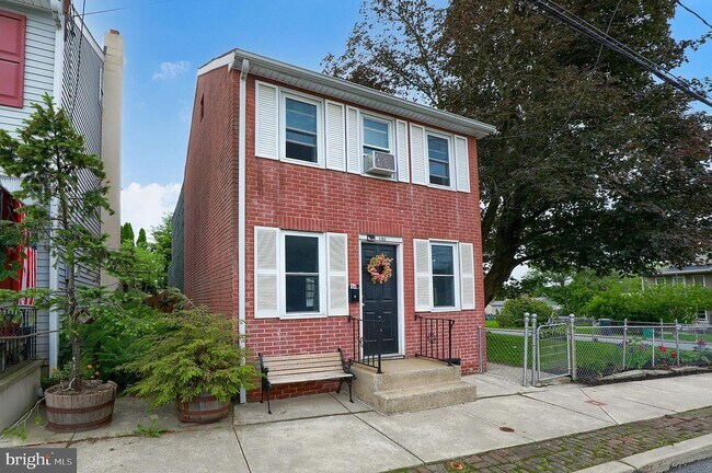 1102 Lancaster Ave unit Front, Columbia, PA 17512 - photo 2