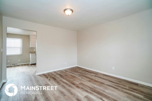 2727 Hafton Rd, Columbus, OH 43204 - photo 4