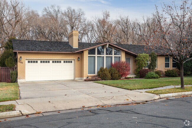 The East Hobble Creek neighborhood offers homes with garages.