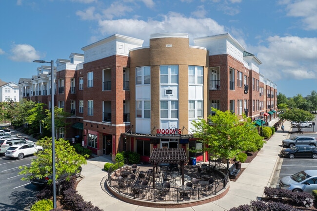Woody's neighborhood tavern with 34 Beers on Tap in the Northwoods neighborhood.