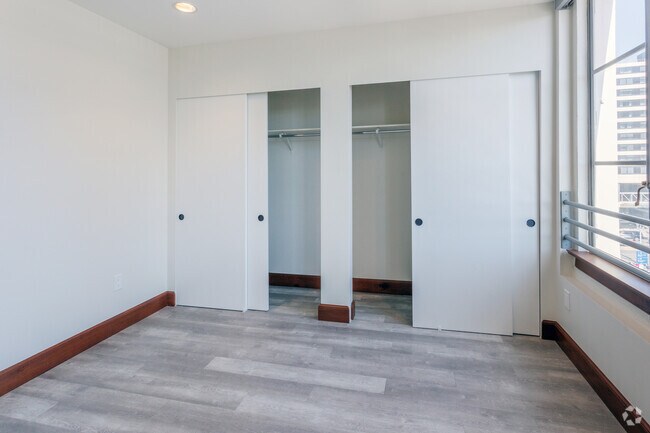 1BR, 1BA - 936SF - Bedroom