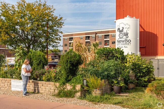 Lincolnway Village is just minutes from New Bohemia and its array of amenities.