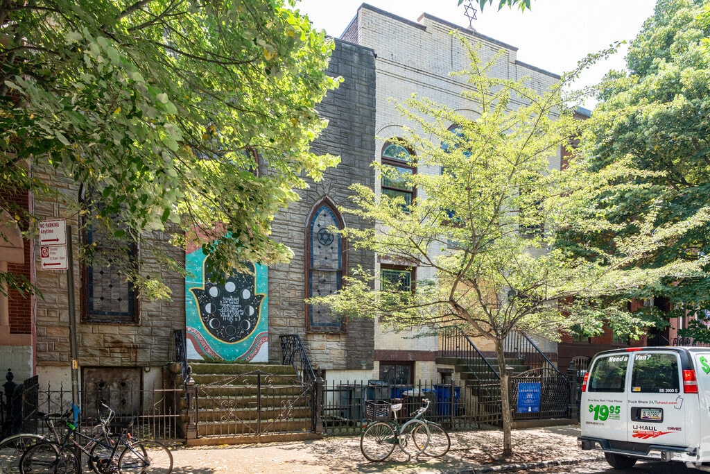 Exterior of Yeshiva Bnos Ahavas Israel on Noble St.