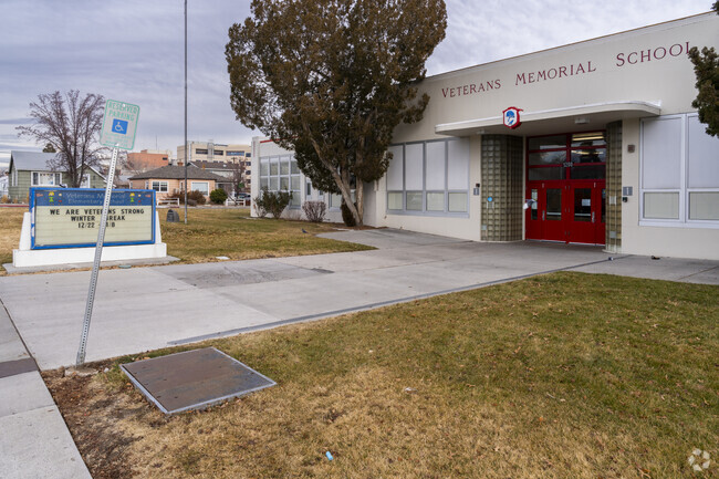 The entrance from the right at Veterans Memorial Elementary.School