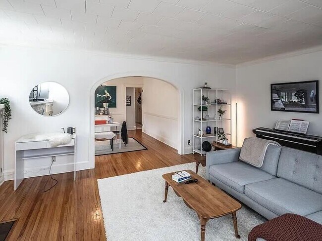 Main living room, second angle