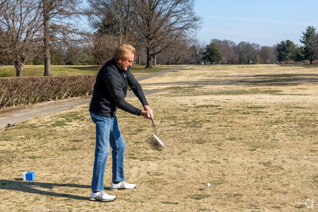 Crossgate residents hae a close public course option at Crescent Hill Golf Course.