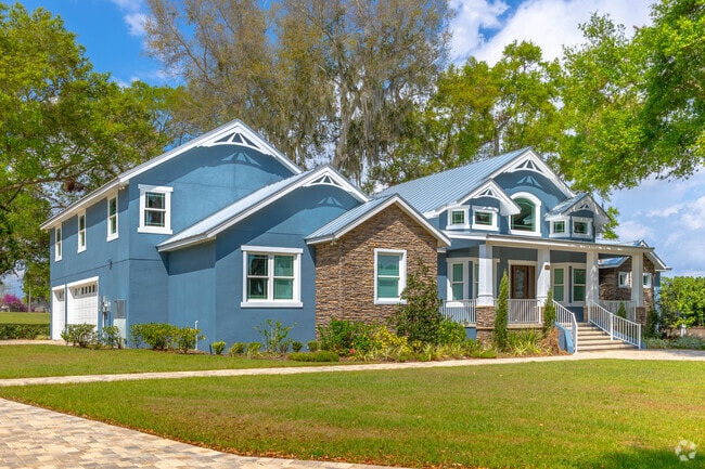 Craftsman style homes are making a rebound in the neighborhood of Lake Alfred.
