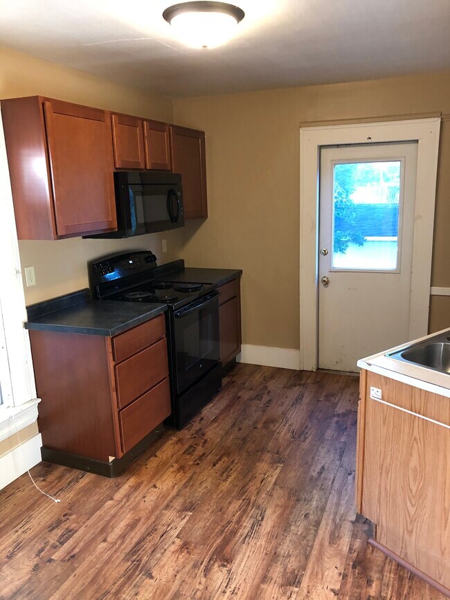 818 Scott Ave, Oshkosh, WI 54901 - photo 6