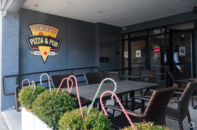 Central Pizza offers outdoor seating being an attraction for warm weather seasons.