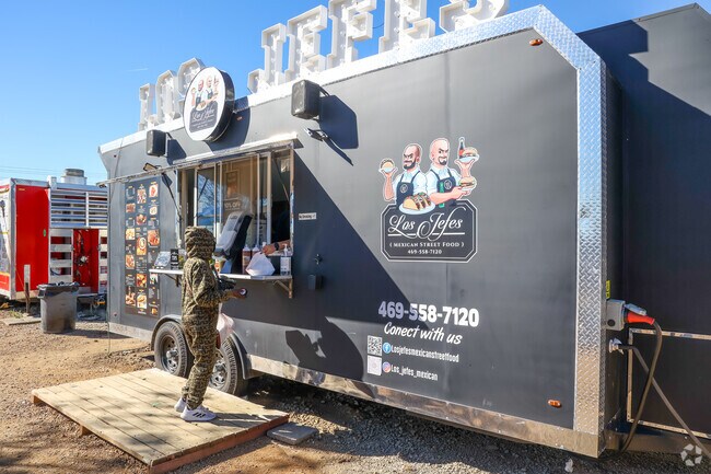 Los Jefes food truck in Travis Ranch has some amazing Mexican street food.